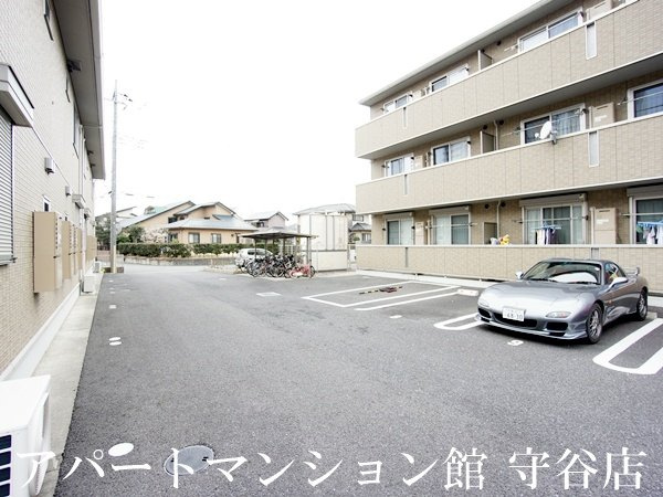 ローズガーデンBの駐車場