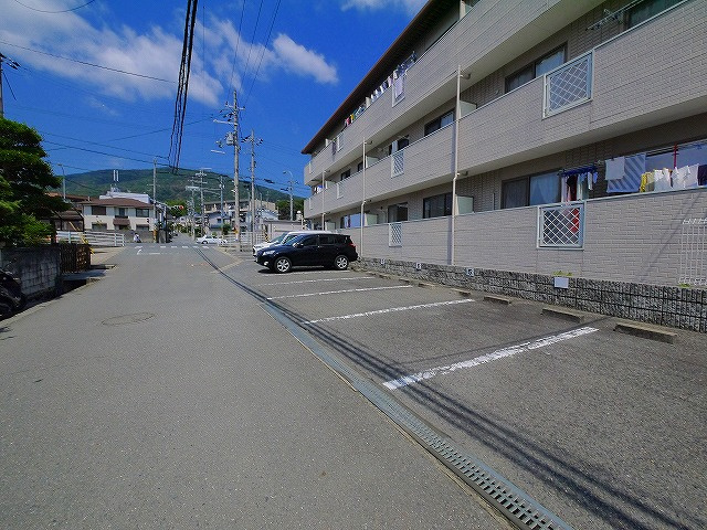 ビエント生駒の駐車場|車をお持ちの方に嬉しい駐車場付きの物件です