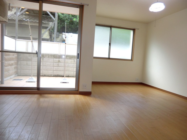 テラスコート三津屋の居間・リビング