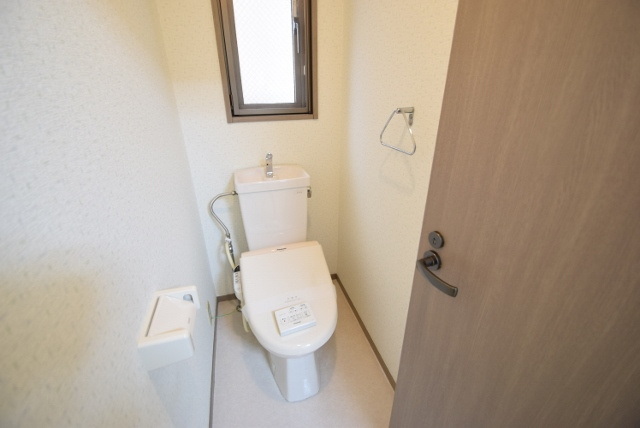 アルマース壱番館のトイレ|トイレに小窓つき
