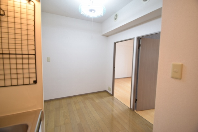 アルマース壱番館の居間・リビング|キッチンから居室部分