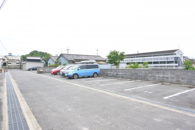 大安寺４丁目貸家の駐車場