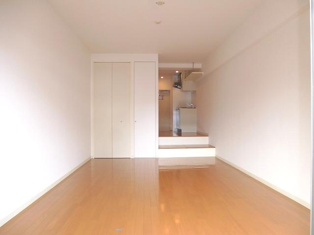 RESIDIA上野御徒町の居間・リビング|階段は床下収納です