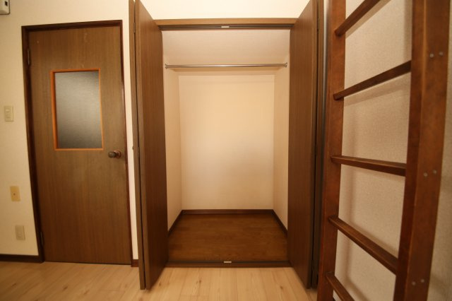 フラワーカースルＡ棟の洋室|洋室（クロゼット）