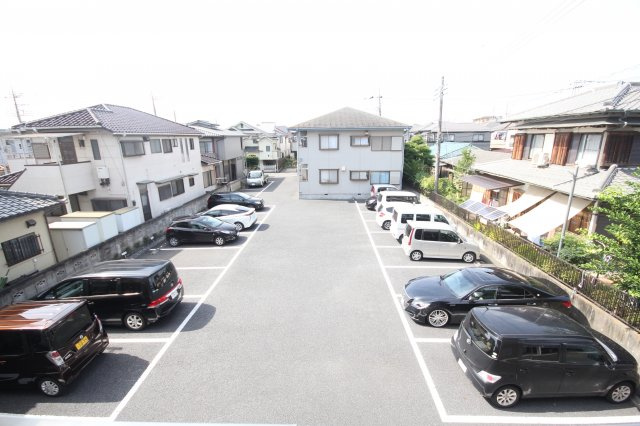 フラワーカースルＡ棟の駐車場|敷地内駐車場