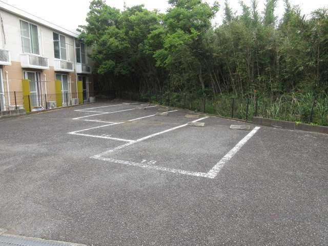 レオパレスいちごＡの駐車場