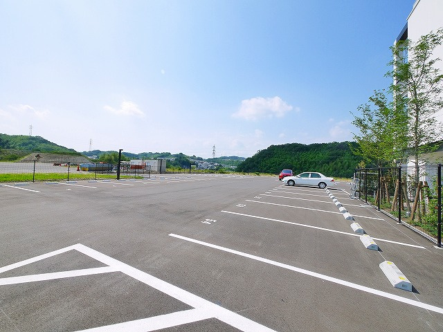K-TERRACE学研奈良登美ヶ丘　北の駐車場|車をお持ちの方に嬉しい駐車場付きの物件です