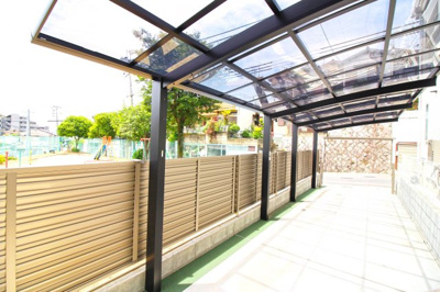 【駐車場】 | 宇治市広野町丸山　中古戸建 | 《大型カーポート》で雨にも濡れずに車から乗降りできます！駐車は2台可能ですので奥様の車も持てますね。