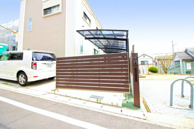 【前面道路含む現地写真】 | 宇治市広野町丸山　中古戸建 | 電動跳ね上げ式門扉があるので安心です。前道は6ｍあるので駐車が苦手な方でも楽々安心♪