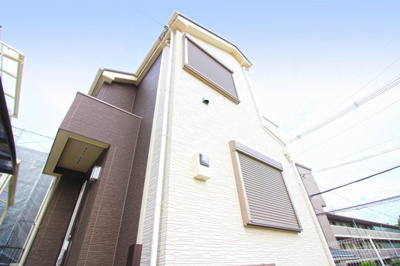 【外観】 | 宇治市広野町丸山　中古戸建 | 両面道路で建物裏側の南面は高台になっており、西側には公園で陽当りや通風・眺望は良好の快適な暮らしです。