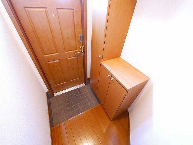 シャトーローリエＣの玄関|収納もある玄関です