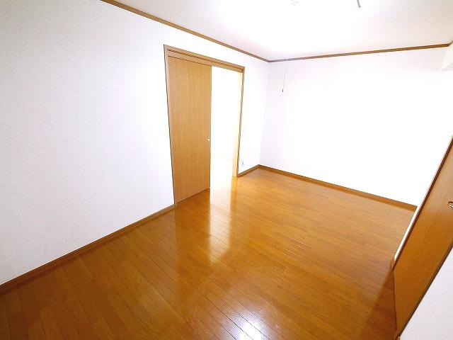 シャトーローリエＣの居間・リビング|使いやすい居間です