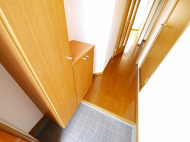 シャトーローリエＣの玄関|明るい玄関です