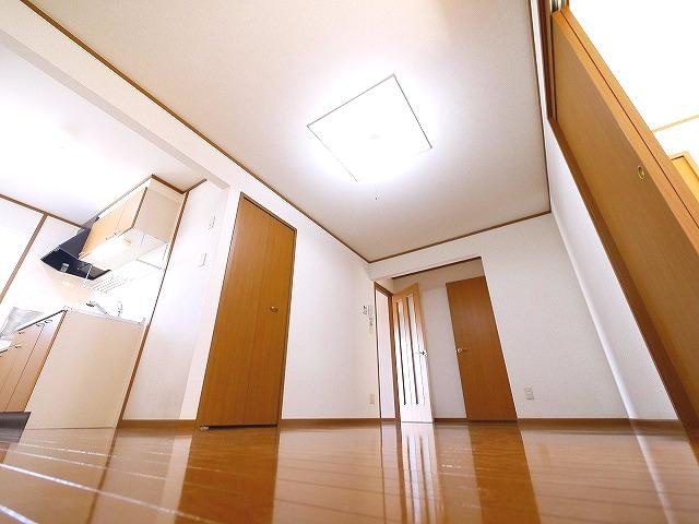 シャトーローリエＣの居間・リビング|ゆったり過ごせるリビングです