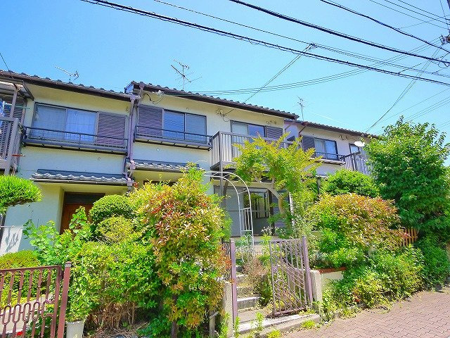 太田貸家（青山６丁目）の外観|キレイな外観のテラスハウスです