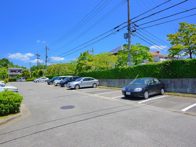 太田貸家（青山６丁目）の駐車場|お車をお持ちの方も安心の駐車場完備です