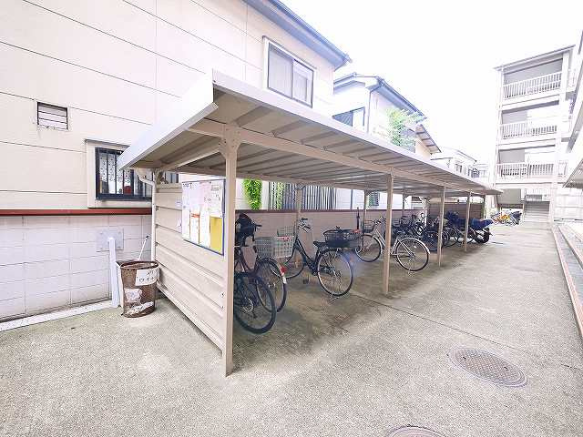 新町ロイヤルハイツのその他共用部分|屋根付き駐輪場です