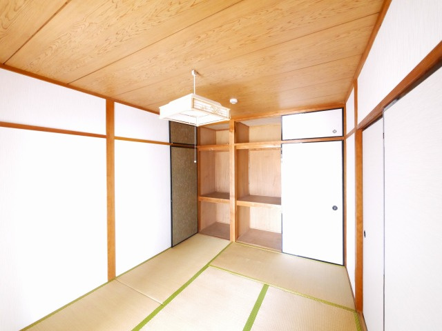 新町ロイヤルハイツの寝室|ゆとりの広さです
