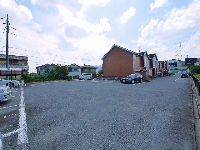 パークハイム池田Bの駐車場|カースペースがあります