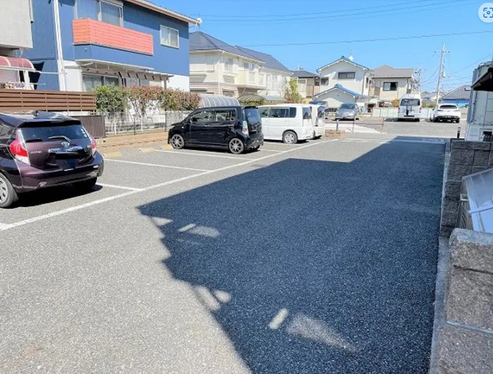 レオパレスエスト逆井の駐車場