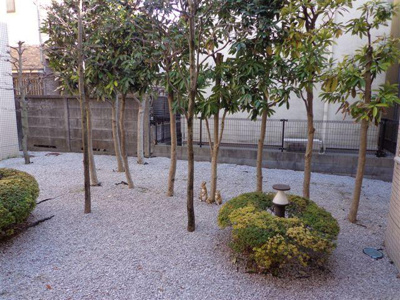 【その他共用部分】 | ハイネス今川 | 癒しの中庭、可愛いウサギが隠れてます