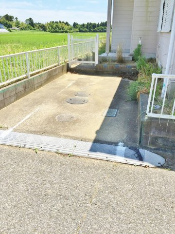 石山邸の駐車場