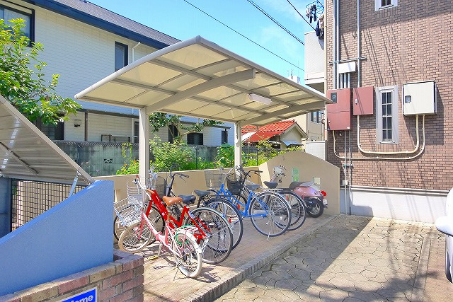 サンハイツ三条添川のその他共用部分|ゆったりとした駐輪スペース。