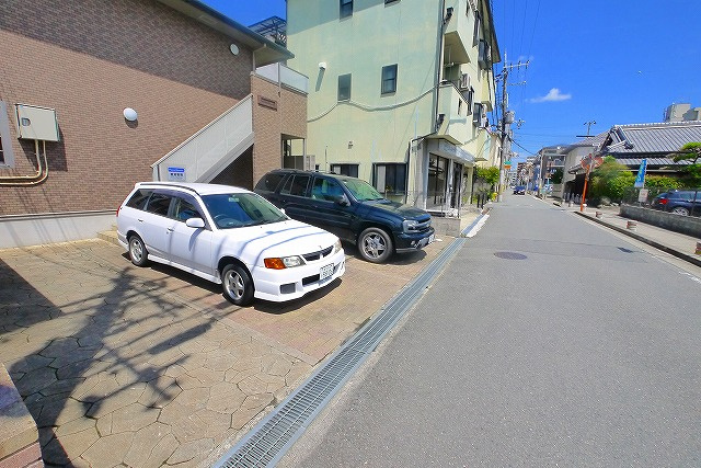 サンハイツ三条添川の駐車場|カースペースがあります