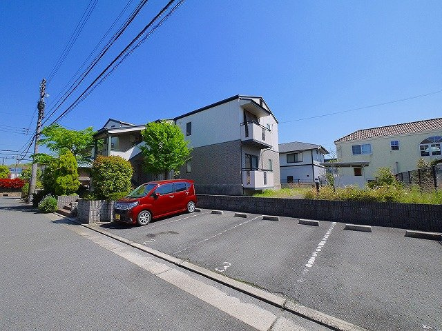 バーベナ光台E棟の駐車場