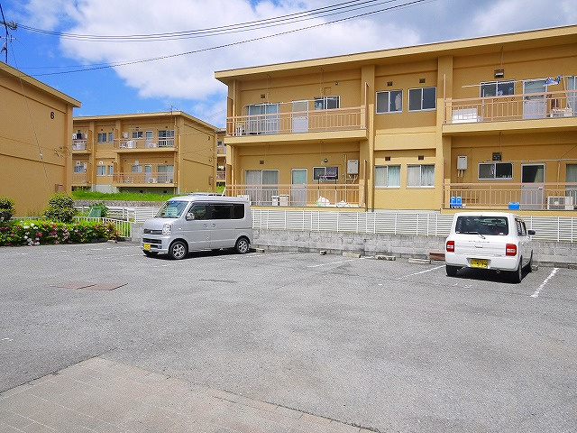 ジュネス秋篠Bの駐車場