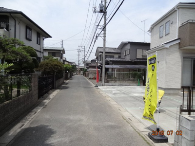 【前面道路含む現地写真】 | 桶川市坂田　新築分譲住宅全1棟