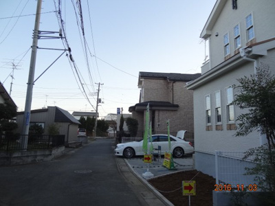 【前面道路含む現地写真】 | 上尾市向山２丁目　南欧風新築分譲住宅全１棟