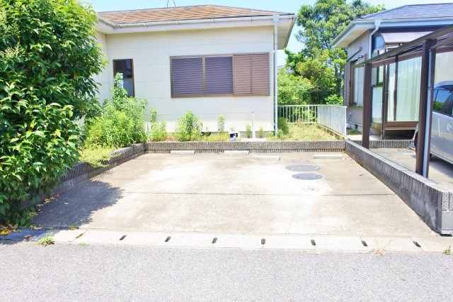 山田邸貸家の駐車場