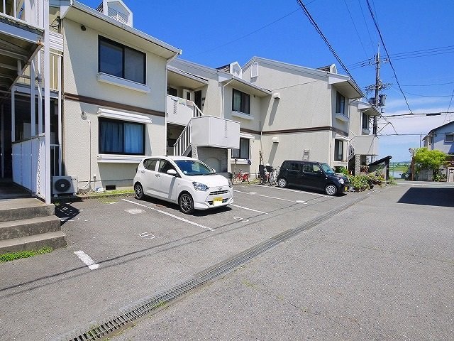 ヒルズ幸和の駐車場|駐車場があるので、車を買う予定の方も安心です