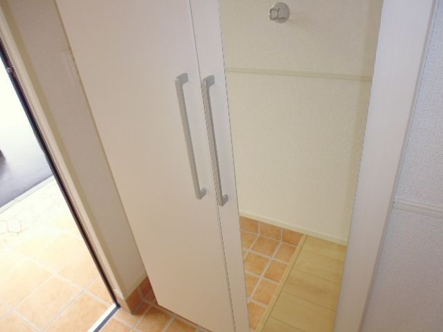 イーストメゾンⅠの玄関|シューズボックス