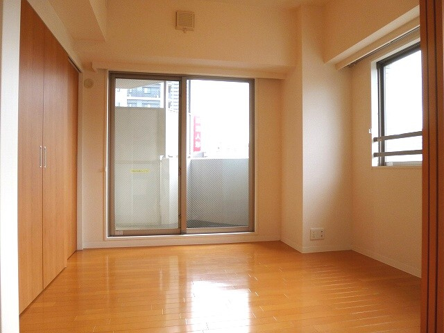 ParkAxis御徒町の内装|２面彩光明るい室内