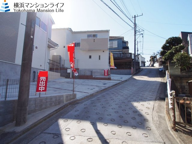 保土ヶ谷区仏向町第６全２棟　新築戸建ての前面道路含む現地写真|北西側接道約4m。
