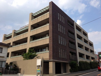【外観】 | 独立した6.7帖の洋室があり（玄関２ヶ所）二世帯可能。また、書斎・勉強部屋と多彩な用途にお使い頂けます！更に、ウッドデッキと大型ルーフバルコニーもあり、ガーデニングが出来ます♪LDK床暖房・浴室にTV