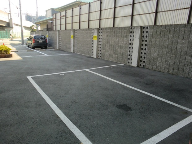 ヴェリテ三国の駐車場