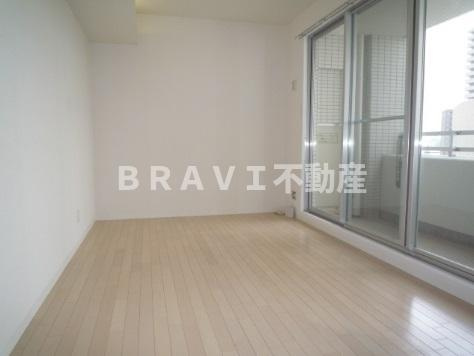 ドゥーエ谷町　BRAVI不動産の居間・リビング|【ドゥーエ谷町】ゆったり過ごせるリビングです