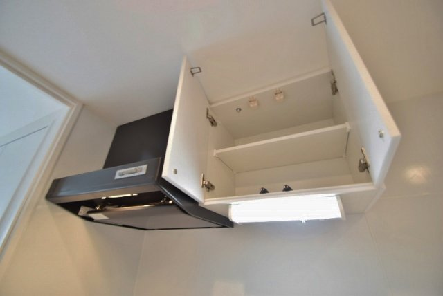 オーキッドレジデンス船橋本町のキッチン|キッチン上部に棚あります