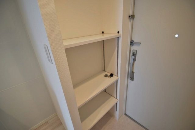 オーキッドレジデンス船橋本町の玄関|玄関に棚あります