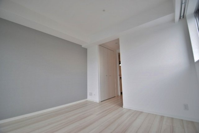 オーキッドレジデンス船橋本町の寝室|アクセントクロスがおしゃれ