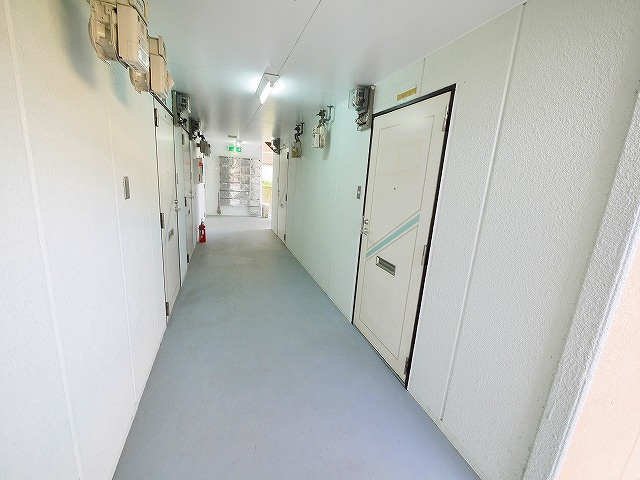 コーポ諏訪西大寺のエントランス