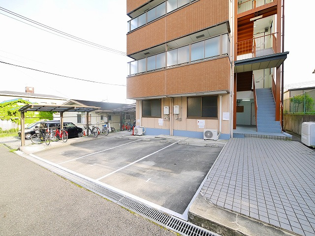 コーポ諏訪西大寺の駐車場
