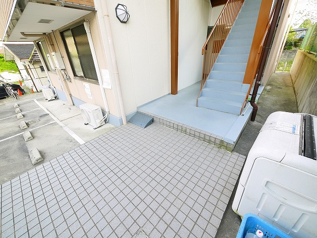 コーポ諏訪西大寺のエントランス