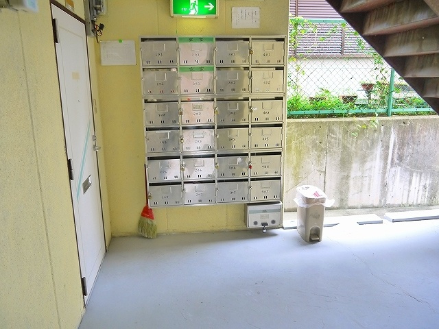 コーポ諏訪西大寺のエントランス