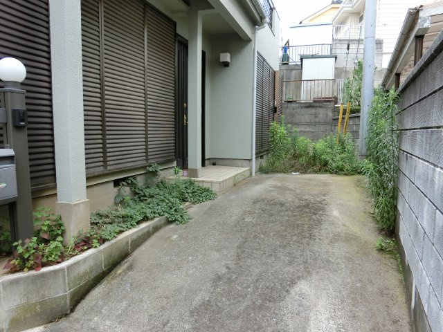 花見川区南花園１丁目　中古戸建　土地約４３坪・建物約３９坪の駐車場