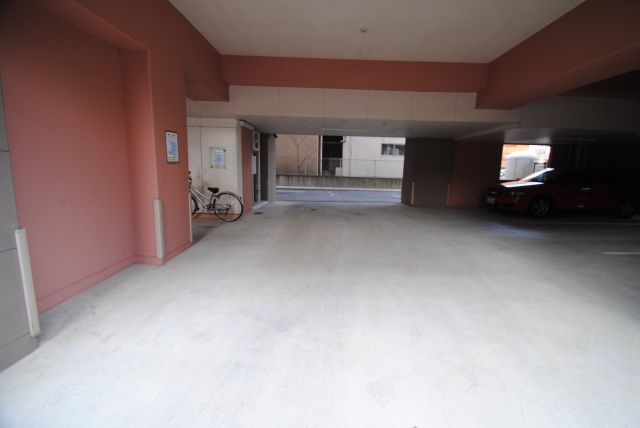 クオリアけやき通りの駐車場