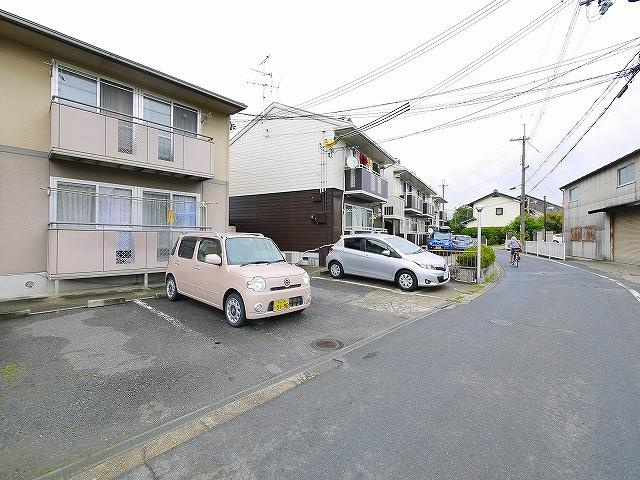 レジデンスボナール　Ⅰの駐車場|駐車スペースもあります